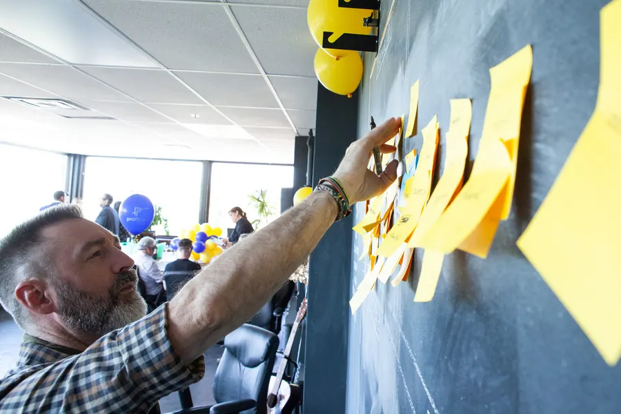 Notes autocollantes posées sur un mur de travail