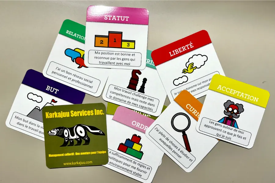 Cartes d’atelier étalées sur une table