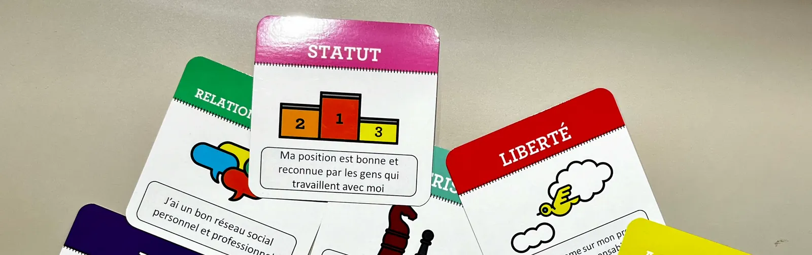 Cartes du jeu étalées sur une table de travail