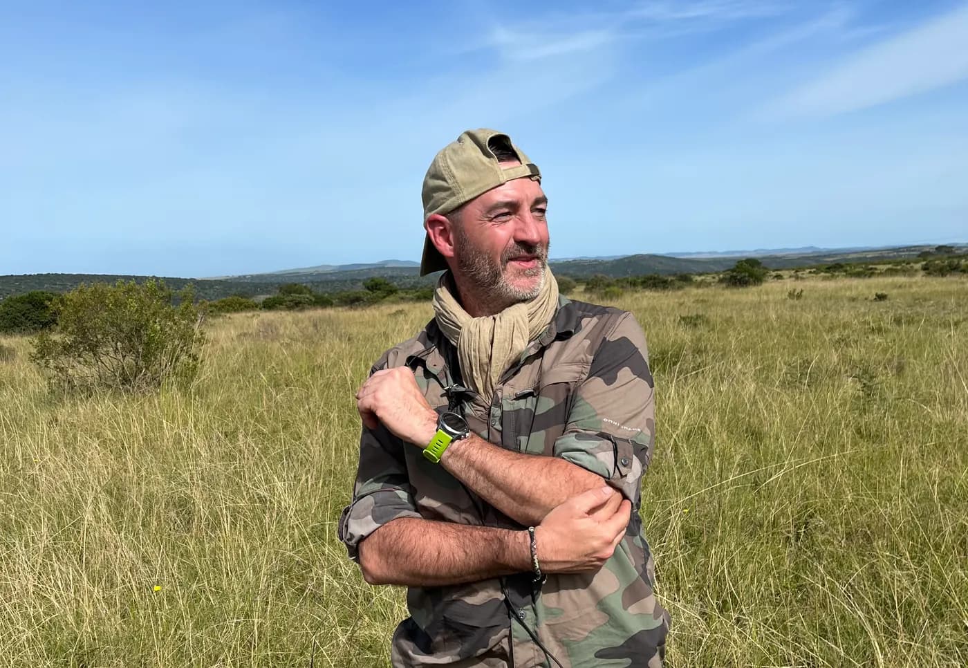 Thierry Singhoff en extérieur, dans les herbes hautes